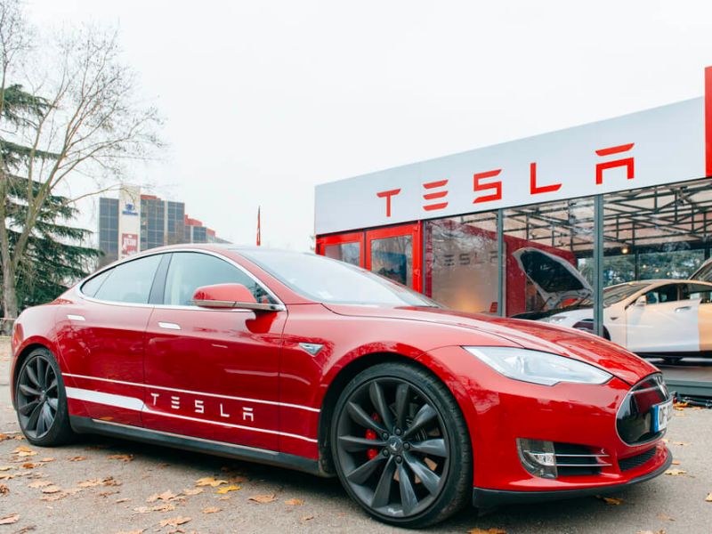 How much does it cost to replace a Tesla battery?
