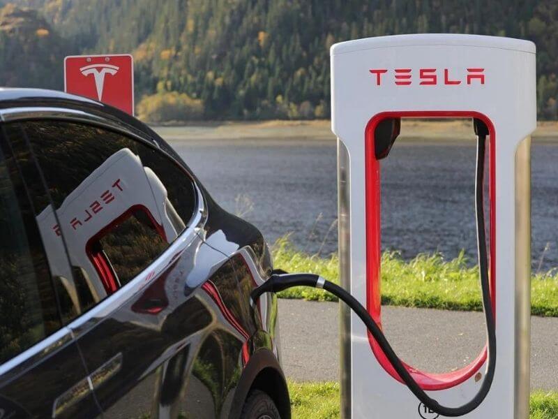  Tesla charging